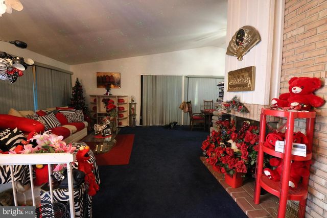 37 PINEWOOD LN, Sicklerville, NJ 08081