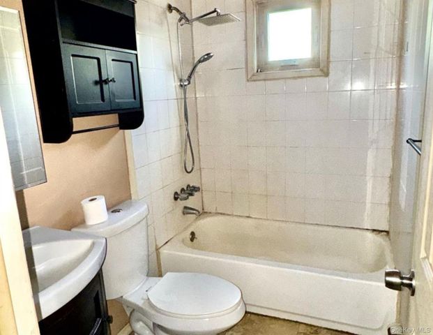 2453 D Union Boulevard 4A, Islip, NY 11751