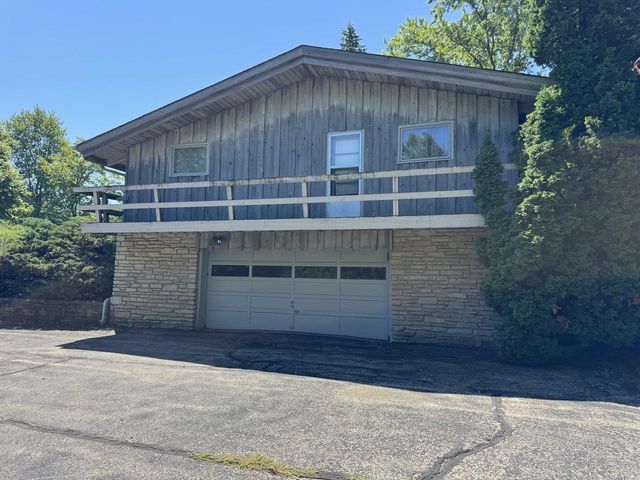 10117 N Greenview DRIVE, Mequon, WI 53092