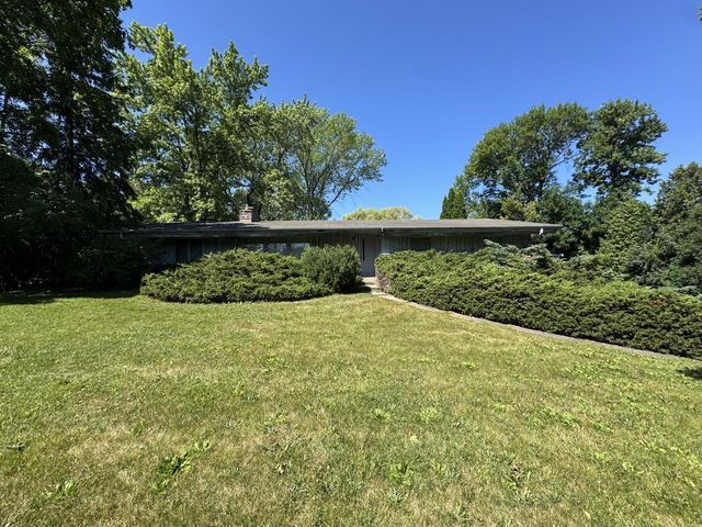 10117 N Greenview DRIVE, Mequon, WI 53092