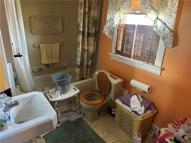 869 E Hill Dr, New Kensington, PA 15068