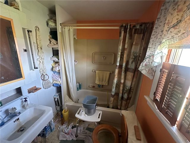 869 E Hill Dr, New Kensington, PA 15068
