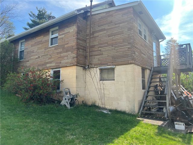 869 E Hill Dr, New Kensington, PA 15068