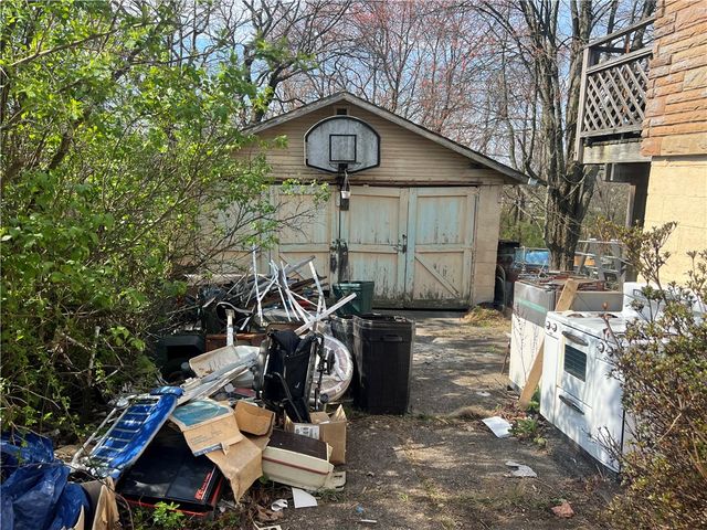 869 E Hill Dr, New Kensington, PA 15068