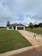 102 Hunt's Landing Drive, Kathleen, GA 31047