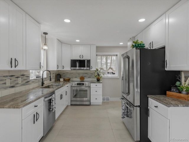 7296 Avrum Dr, Denver, CO 80221