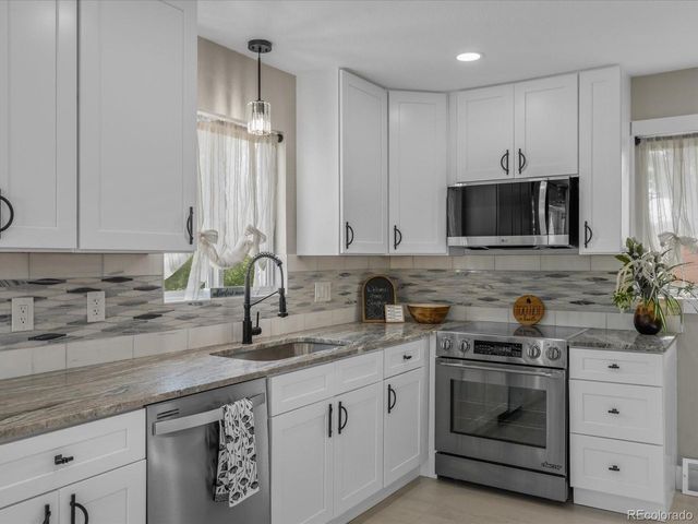 7296 Avrum Dr, Denver, CO 80221
