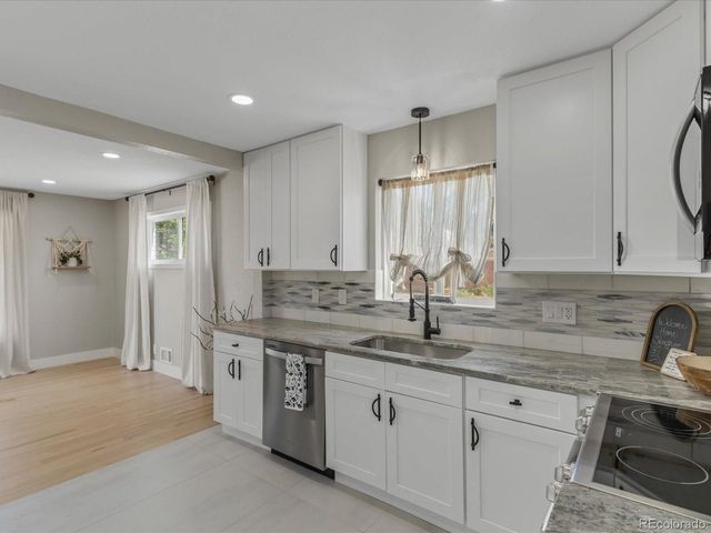 7296 Avrum Dr, Denver, CO 80221