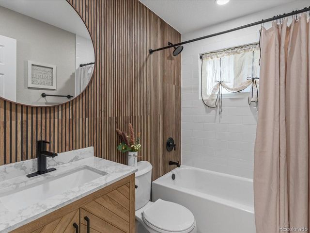 7296 Avrum Dr, Denver, CO 80221