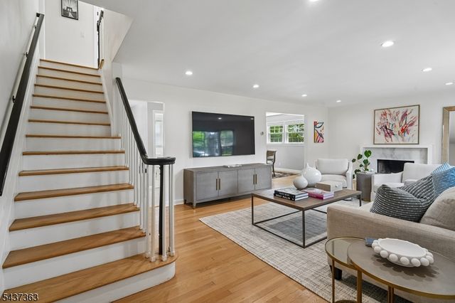 28 CANTERBURY LANE, Millburn Twp., NJ 07078