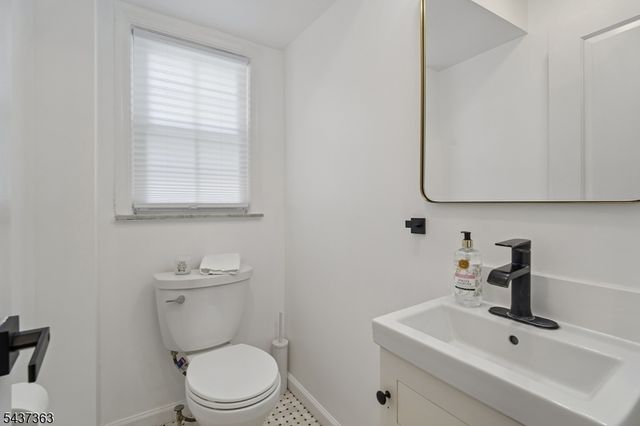 28 CANTERBURY LANE, Millburn Twp., NJ 07078