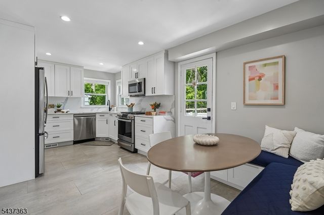 28 CANTERBURY LANE, Millburn Twp., NJ 07078