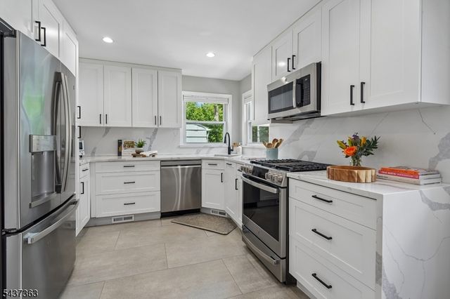 28 CANTERBURY LANE, Millburn Twp., NJ 07078