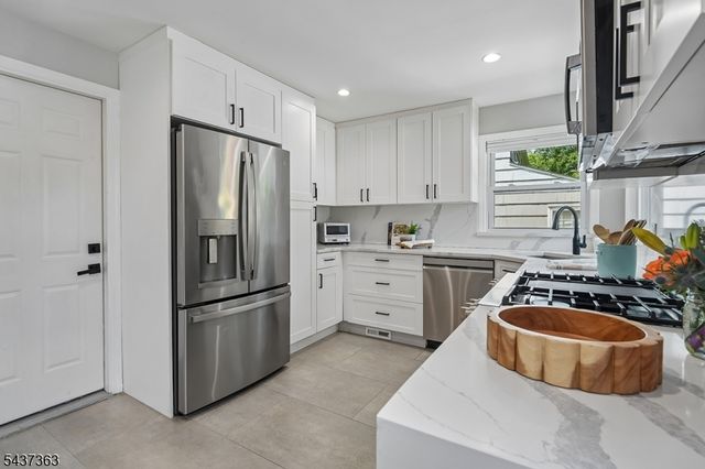 28 CANTERBURY LANE, Millburn Twp., NJ 07078
