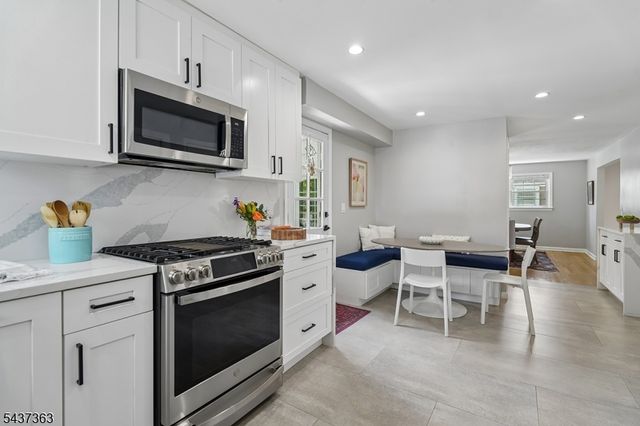 28 CANTERBURY LANE, Millburn Twp., NJ 07078