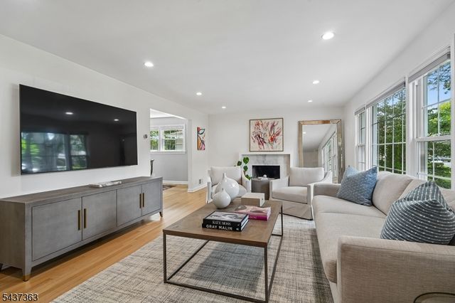 28 CANTERBURY LANE, Millburn Twp., NJ 07078