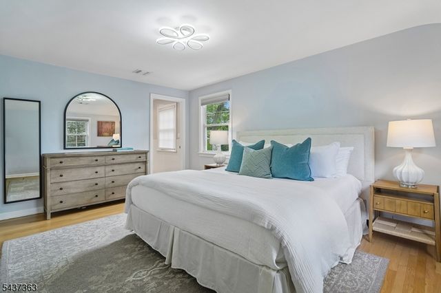 28 CANTERBURY LANE, Millburn Twp., NJ 07078