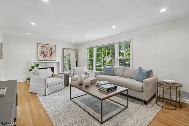 28 CANTERBURY LANE, Millburn Twp., NJ 07078