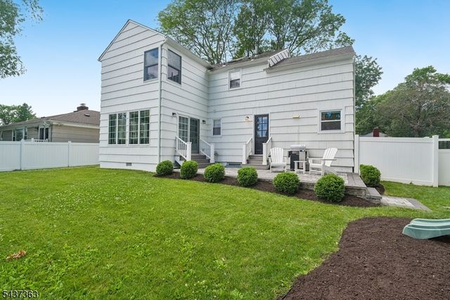 28 CANTERBURY LANE, Millburn Twp., NJ 07078