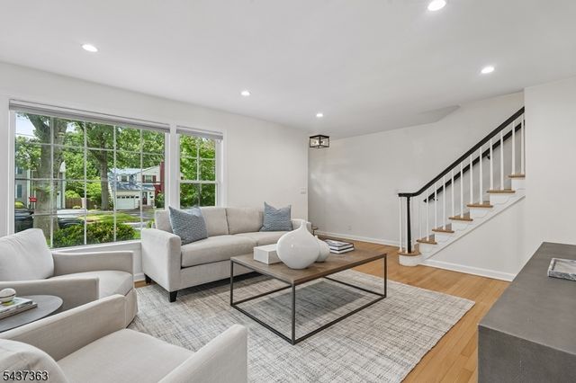 28 CANTERBURY LANE, Millburn Twp., NJ 07078