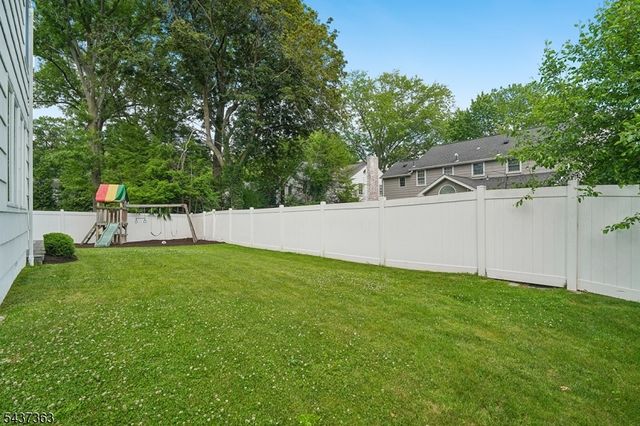 28 CANTERBURY LANE, Millburn Twp., NJ 07078