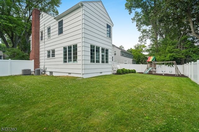 28 CANTERBURY LANE, Millburn Twp., NJ 07078