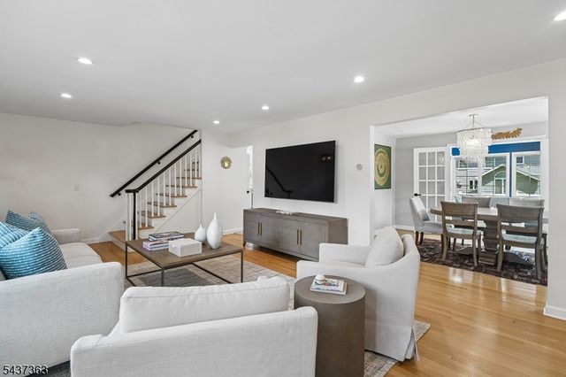 28 CANTERBURY LANE, Millburn Twp., NJ 07078