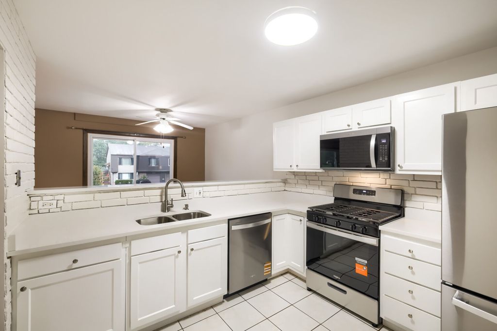 2165 Wildwood Court, Hanover Park, IL 60133 — photo 5