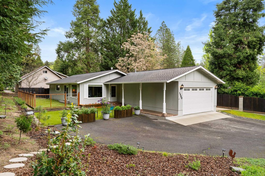 1500 NW B Street, Grants Pass, OR 97526