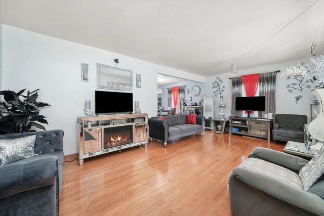 1318 Balmoral Avenue, Westchester, IL 60154