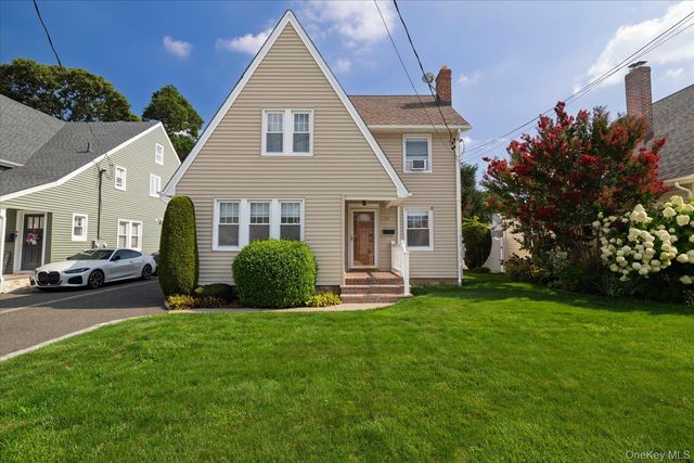 121 Raymond Street 1st, Rockville Centre, NY 11570