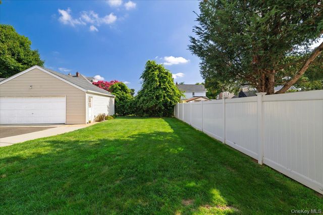 121 Raymond Street 1st, Rockville Centre, NY 11570