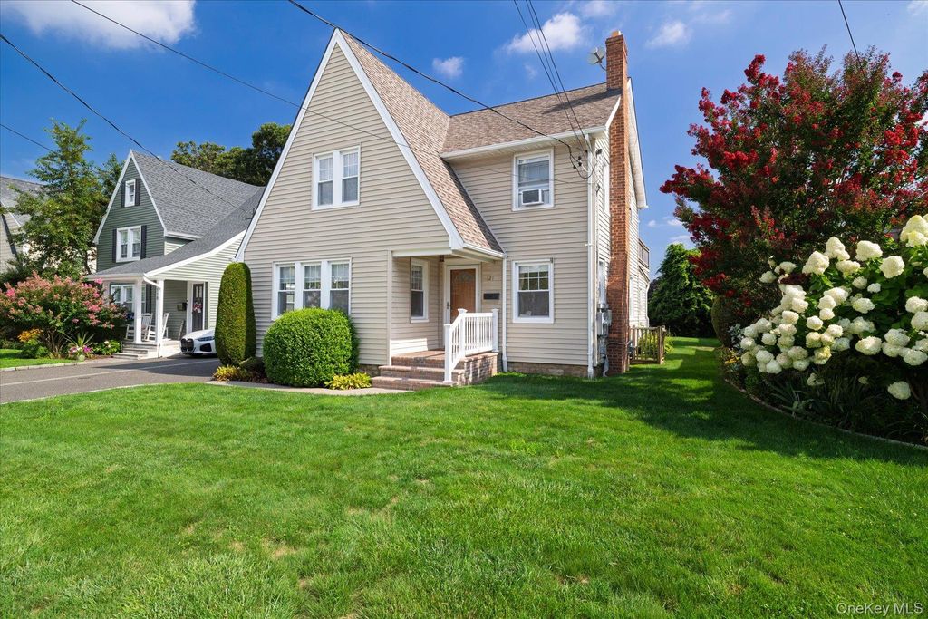 121 Raymond Street 1st, Rockville Centre, NY 11570