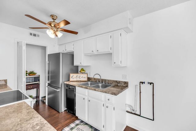 250 Donna Dr Apt 4D, Hendersonville, TN 37075