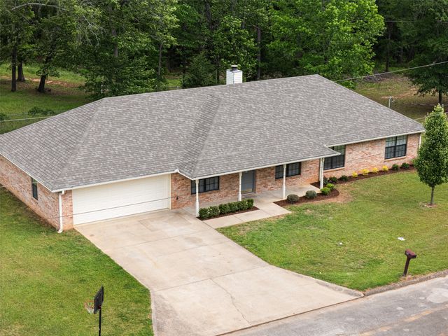 605 Briarwood Drive, Gladewater, TX 75647