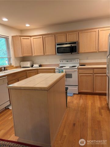 5724 Hillpointe Circle, Lynnwood, WA 98037