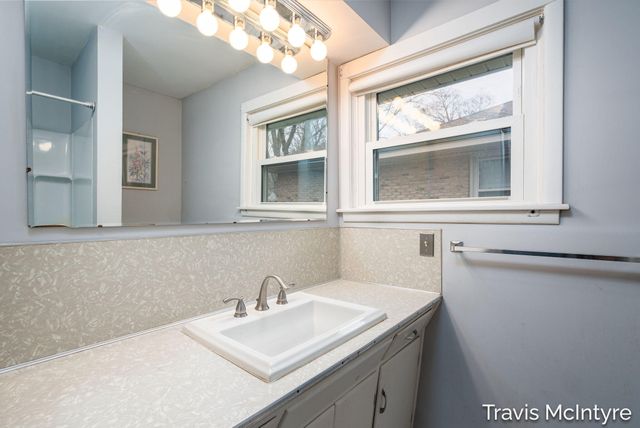 607 N Washington Street SE, Lowell, MI 49331