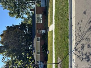 911 Newport Drive, Fenton, MI 48430