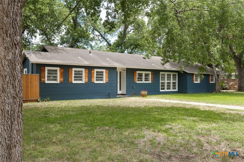 621 Hackberry Street, Seguin, TX 78155