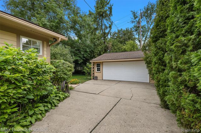 18408 Beverly Road, Beverly Hills Village, MI 48025