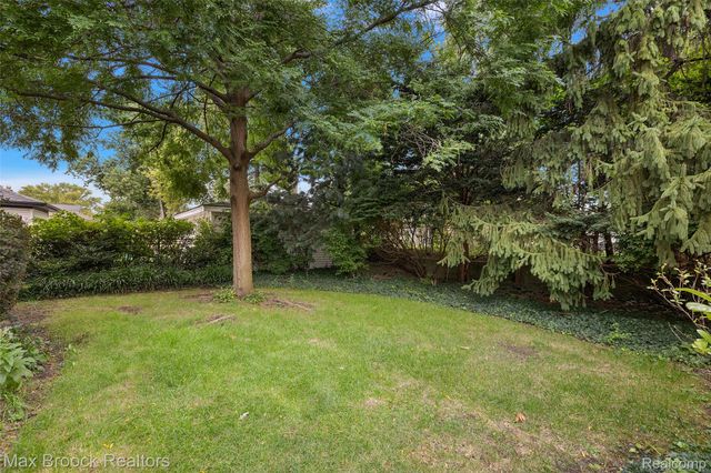 18408 Beverly Road, Beverly Hills Village, MI 48025