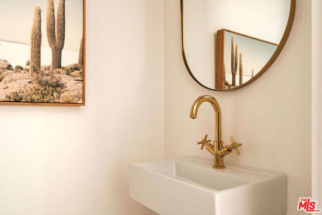 5922 4th Avenue, Los Angeles, CA 90043