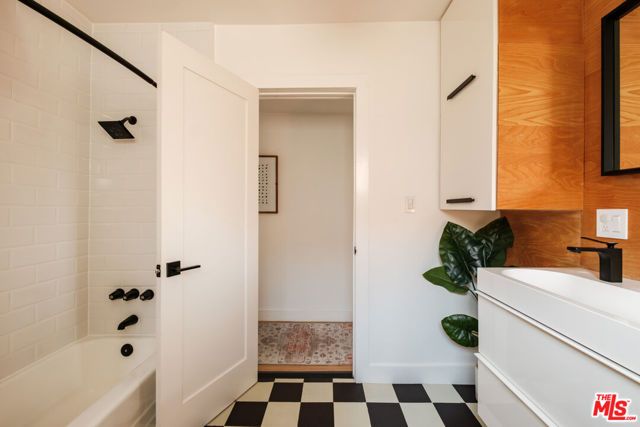 5922 4th Avenue, Los Angeles, CA 90043