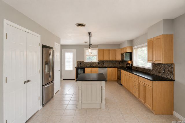 702 E Schubert, Fredericksburg, TX 78624