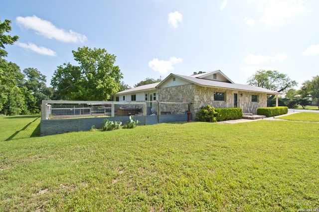 702 E Schubert, Fredericksburg, TX 78624