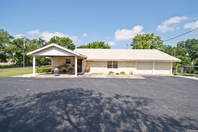 702 E Schubert, Fredericksburg, TX 78624