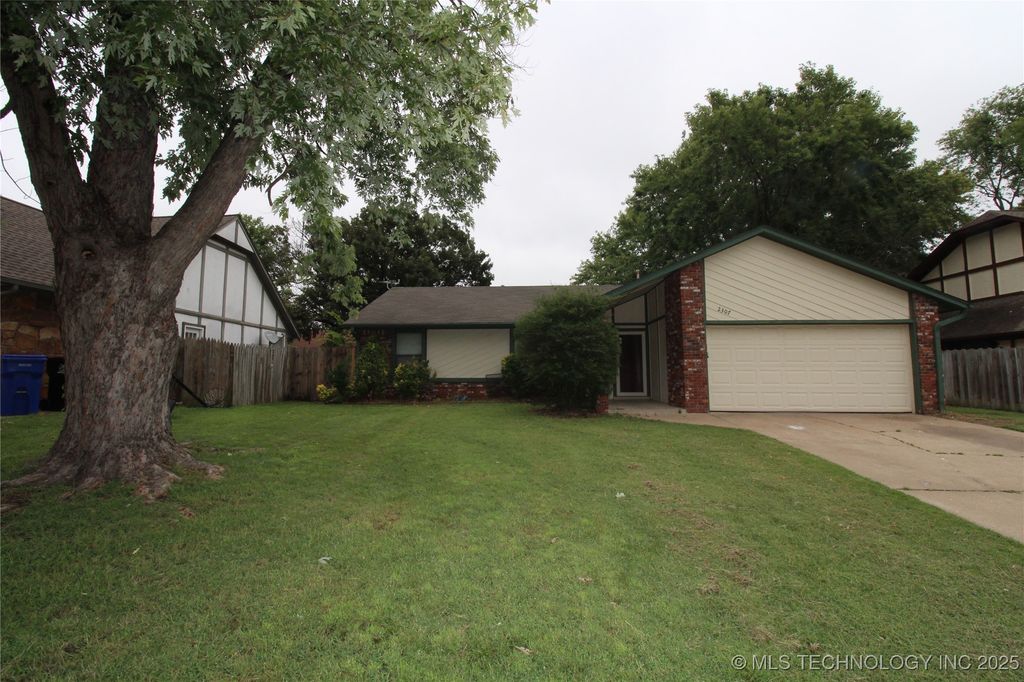 2307 S Indianwood Avenue, Broken Arrow, OK 74012