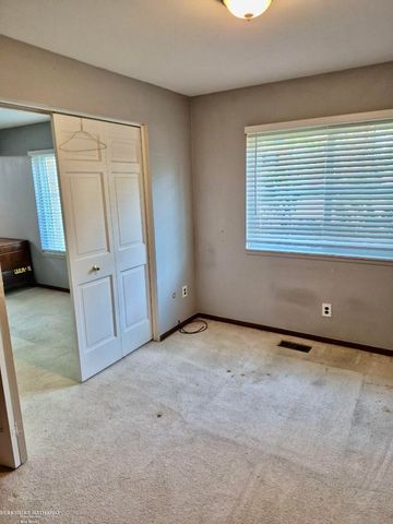22870 E 9 Mile Road, Saint Clair Shores, MI 48080