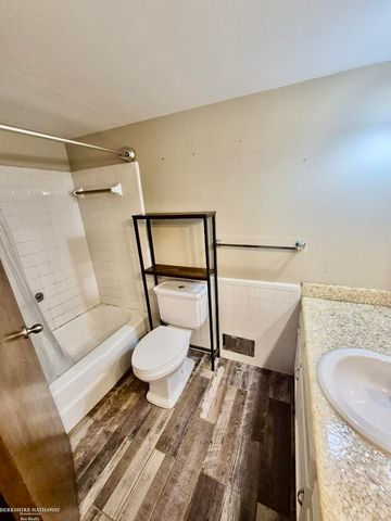 22870 E 9 Mile Road, Saint Clair Shores, MI 48080