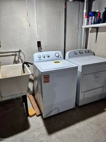 22870 E 9 Mile Road, Saint Clair Shores, MI 48080